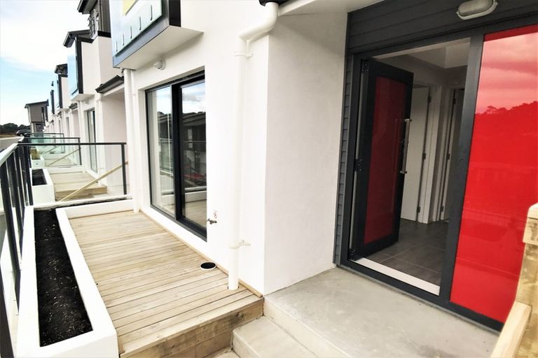 Photo of property in 2/10 Silver Moon Road, Albany Heights, Auckland, 0632