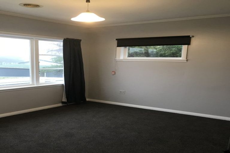 Photo of property in 15 Horokiwi Road West, Newlands, Wellington, 6037