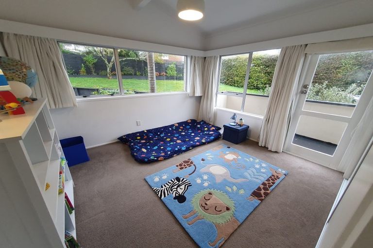 Photo of property in 2/42 Knightsbridge Drive, Forrest Hill, Auckland, 0620