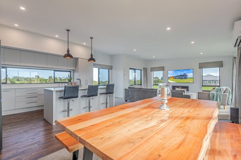 Photo of property in 49 Johnstone Drive, Fitzherbert, Palmerston North, 4410