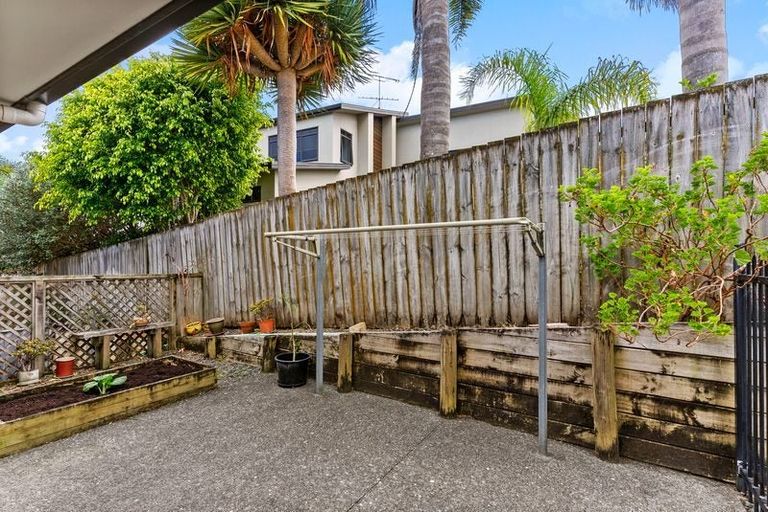 Photo of property in 4 Aldon Lane, The Gardens, Auckland, 2105