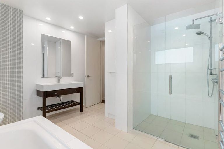 Photo of property in 5a Aberdeen Road, Castor Bay, Auckland, 0620