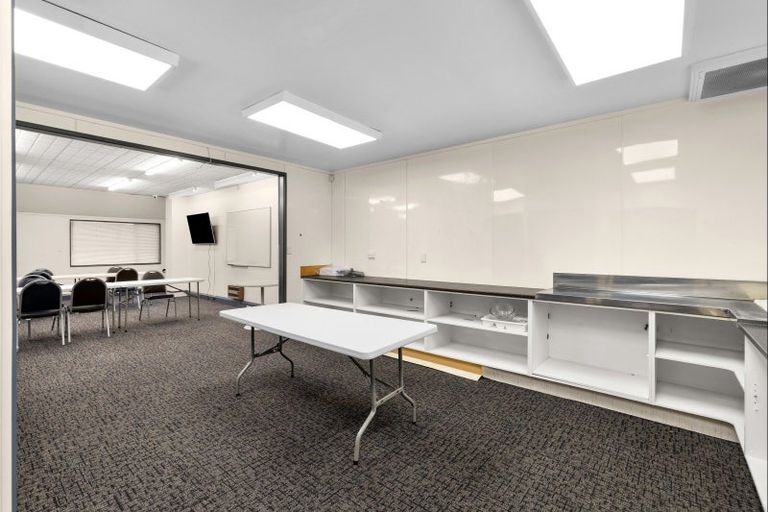 Photo of property in 1/123 Queen Street, Northcote Point, Auckland, 0627