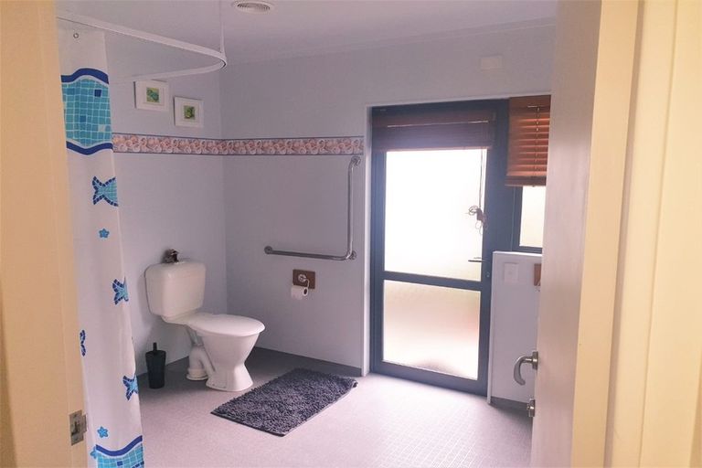 Photo of property in 136 Queens Drive, Lyall Bay, Wellington, 6022