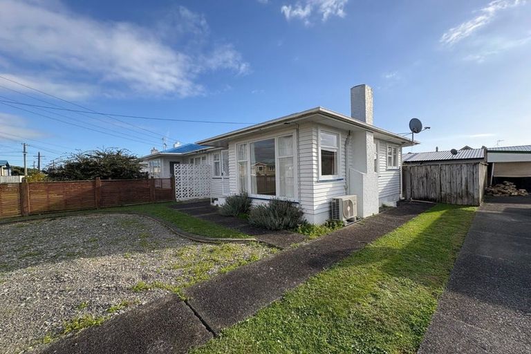 Photo of property in 19 Karaka Crescent, Levin, 5510