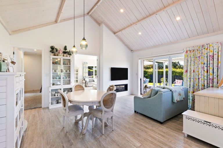 Photo of property in 51 Coutts Way, Fitzherbert, Palmerston North, 4410