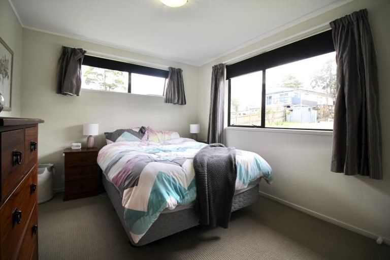 Photo of property in 8 Louise Place, West Harbour, Auckland, 0618