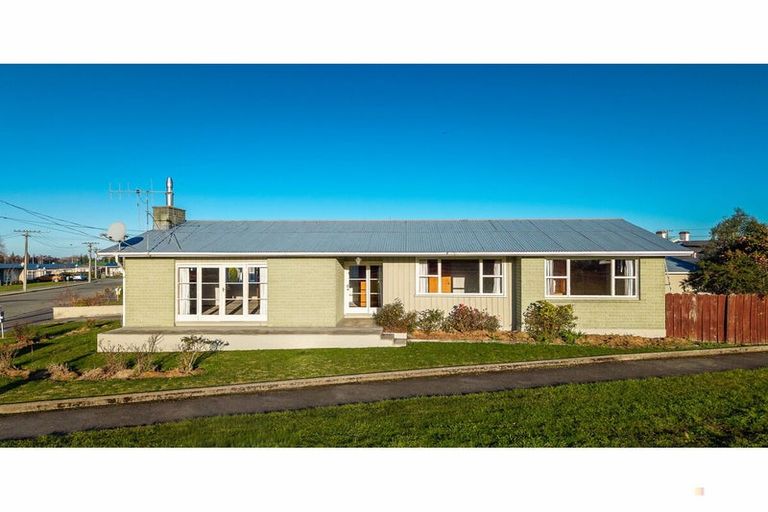 Photo of property in 2 Kennedy Crescent, Waimate, 7924