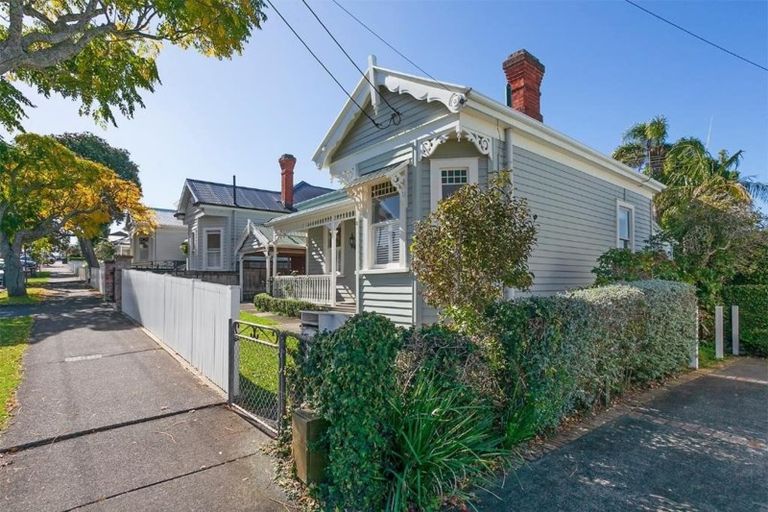 Photo of property in 12 Albany Road, One Tree Point, 0118