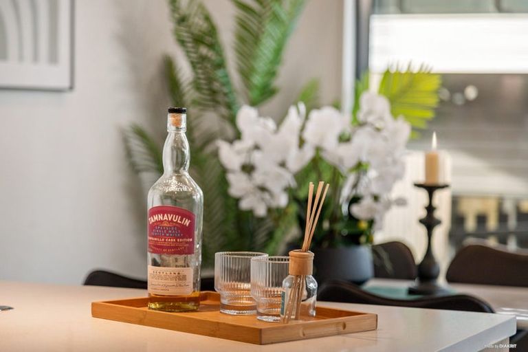 Photo of property in 5/145 Carlisle Road, Northcross, Auckland, 0632