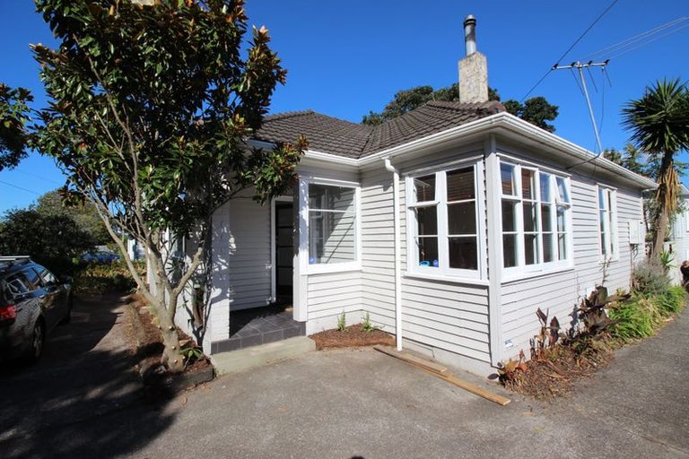 Photo of property in 6a Onewa Road, Northcote Point, Auckland, 0627