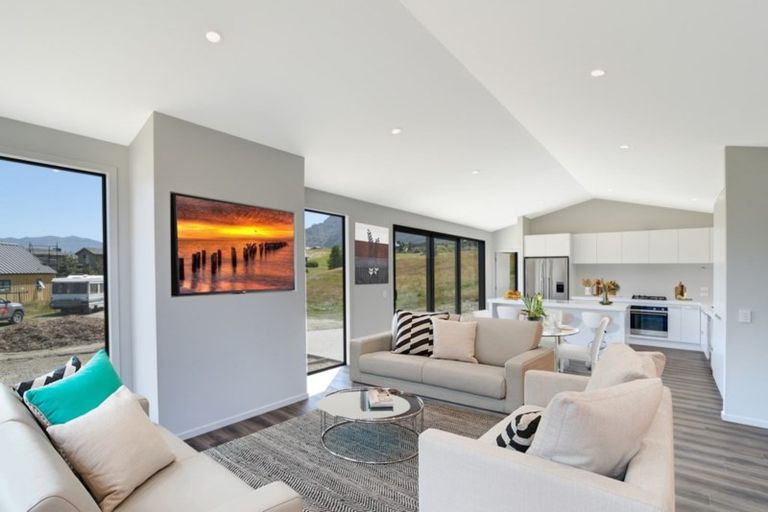Photo of property in 16 Kinross Lane, Jacks Point, Queenstown, 9371