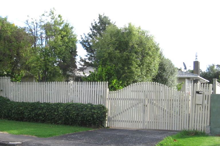 Photo of property in 8 Gill Avenue, Te Atatu Peninsula, Auckland, 0610