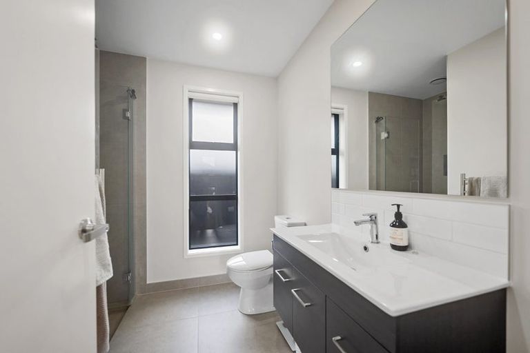 Photo of property in 12 Porokaiwhiri Avenue, Helensville, 0800