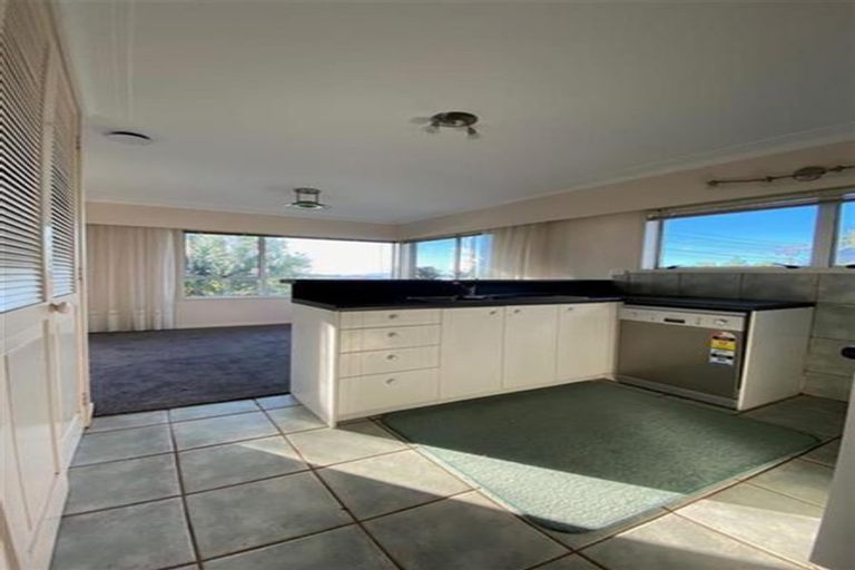 Photo of property in 2/96 Sunset Road, Unsworth Heights, Auckland, 0632