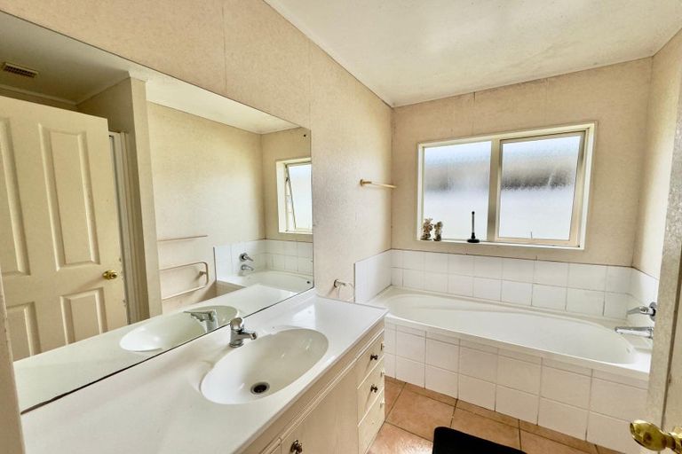 Photo of property in 84 Manuroa Road, Takanini, 2112