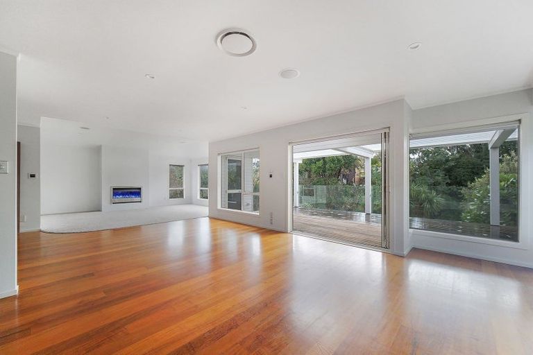 Photo of property in 9 Sandown Road, Rothesay Bay, Auckland, 0630