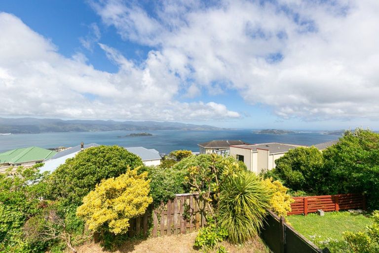 Photo of property in 40a Somes Crescent, Newlands, Wellington, 6037