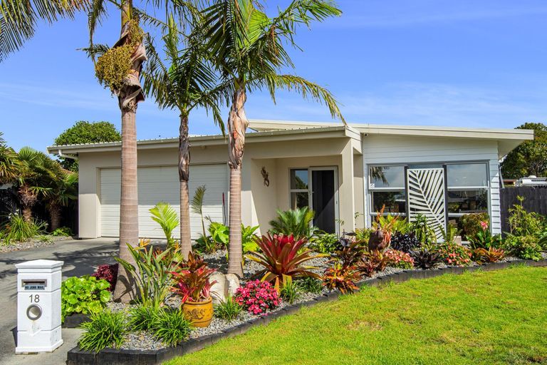 Photo of property in 18 Resolution Place, One Tree Point, 0118