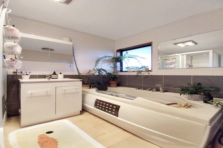 Photo of property in 2/9 Applewood Drive, Henderson, Auckland, 0612