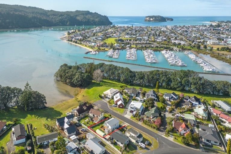 Photo of property in 102 Awarua Place, Whangamata, 3620