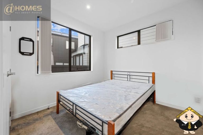 Photo of property in 5e Beach Road, Te Atatu Peninsula, Auckland, 0610