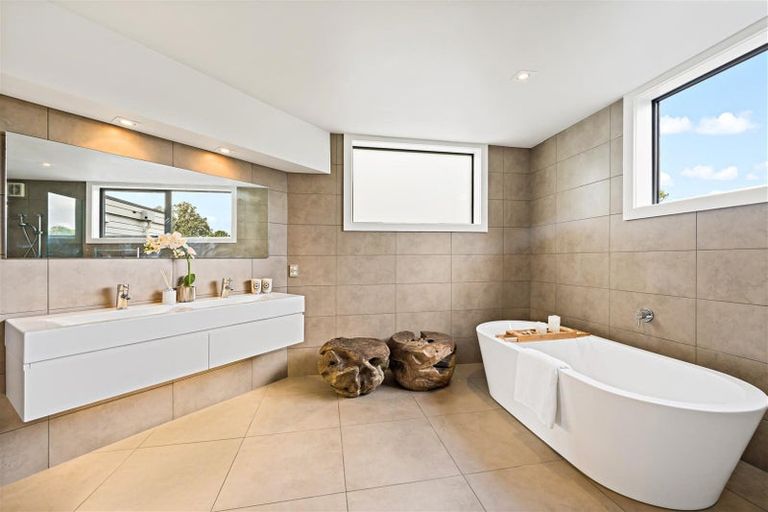 Photo of property in 43 Clifton Road, Hauraki, Auckland, 0622