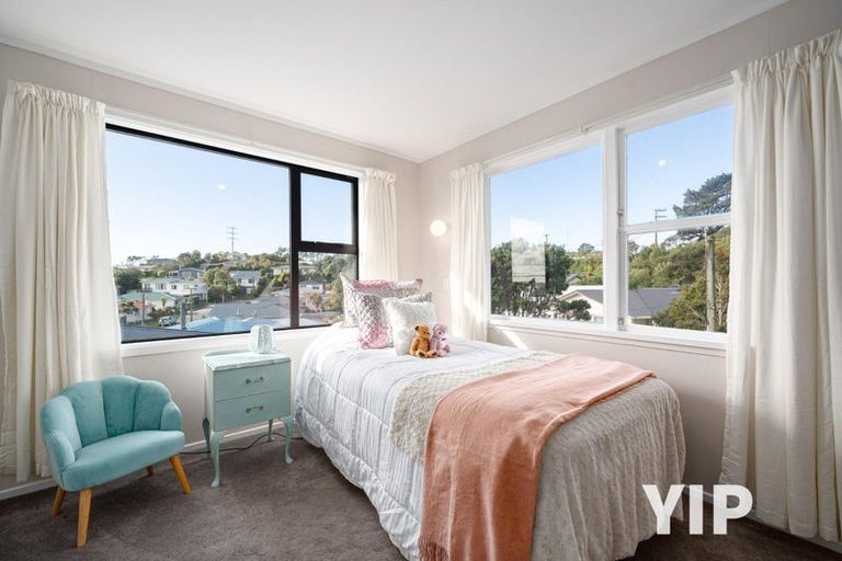 Photo of property in 2 Griffiths Grove, Newlands, Wellington, 6037