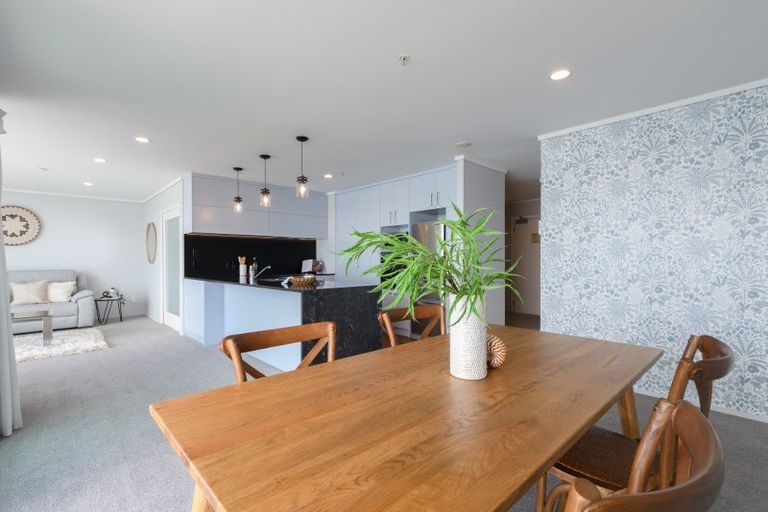 Photo of property in 72 Devonport Road, Tauranga, 3110