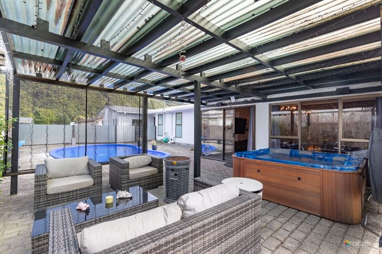 Photo of property in 17b Gemstone Drive, Birchville, Upper Hutt, 5018