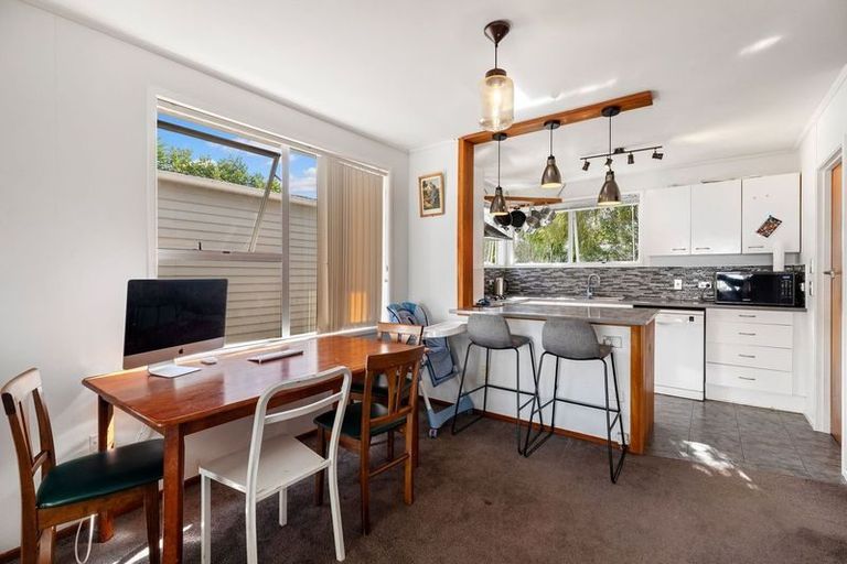 Photo of property in 18 Stallard Place, Glen Eden, Auckland, 0602