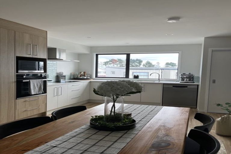 Photo of property in 2 Mikoikoi Crescent, Mangere Bridge, Auckland, 2022