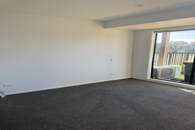 Photo of property in 2/504 Don Buck Road, Massey, Auckland, 0614