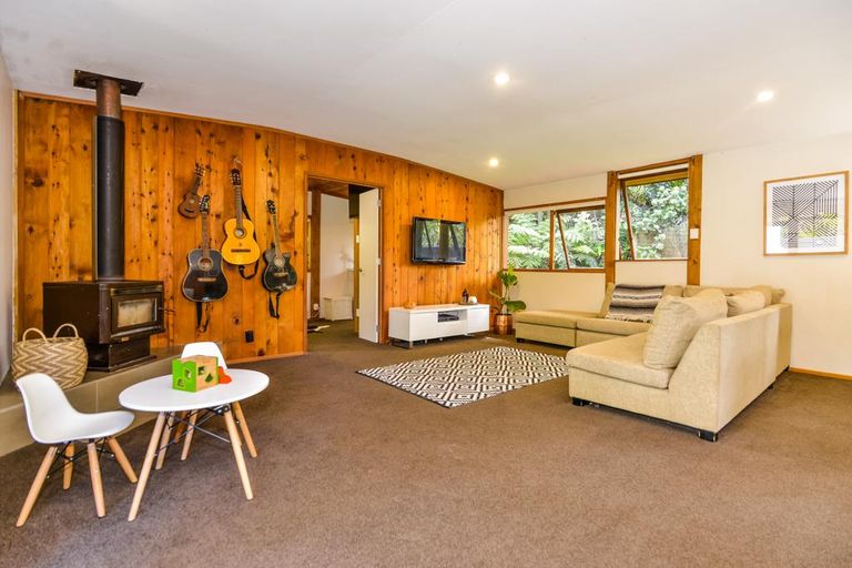 Photo of property in 24 Mahoe Road, Titirangi, Auckland, 0604