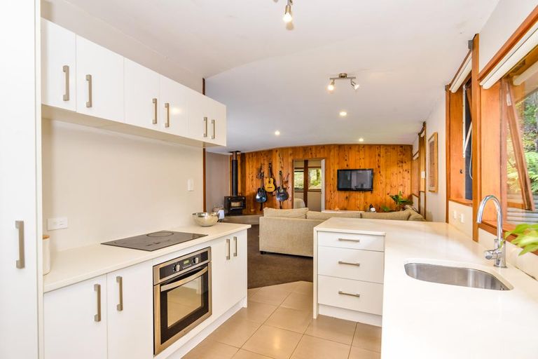 Photo of property in 24 Mahoe Road, Titirangi, Auckland, 0604