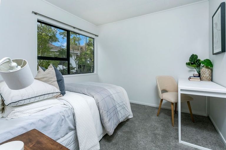 Photo of property in 11 Cabello Place, Unsworth Heights, Auckland, 0632