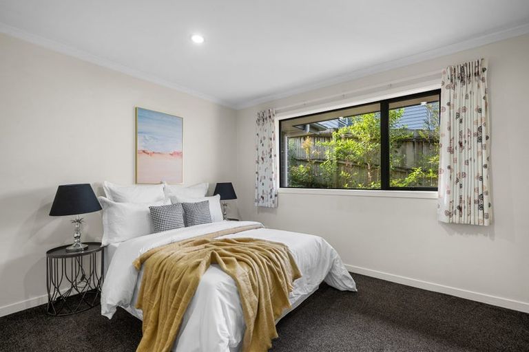 Photo of property in 2 Bintulu Place, Fairview Heights, Auckland, 0632