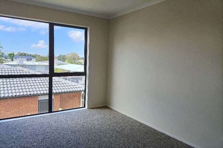 Photo of property in 10e Roberts Road, Te Atatu South, Auckland, 0610