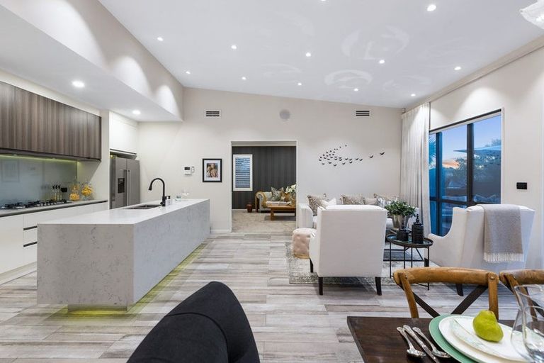 Photo of property in 7 Syd Grant Crescent, Orewa, 0931