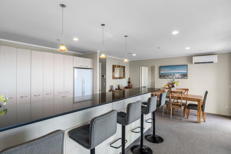 Photo of property in 72 Devonport Road, Tauranga, 3110