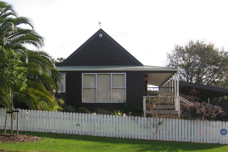 Photo of property in 32 Taioma Crescent, Te Atatu Peninsula, Auckland, 0610