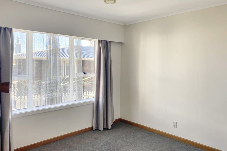 Photo of property in 2 Vera Road, Te Atatu South, Auckland, 0610