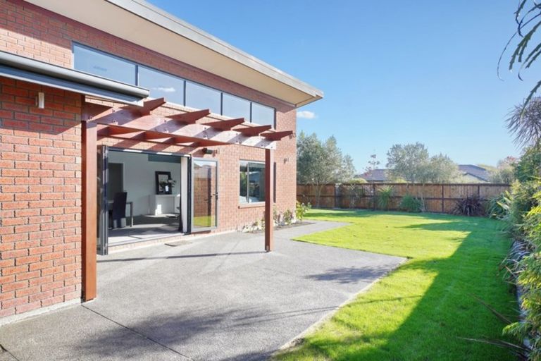 Photo of property in 46 Foresters Crescent, Parklands, Christchurch, 8083