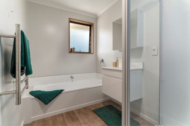 Photo of property in 12 Esher Place, Saint Martins, Christchurch, 8022