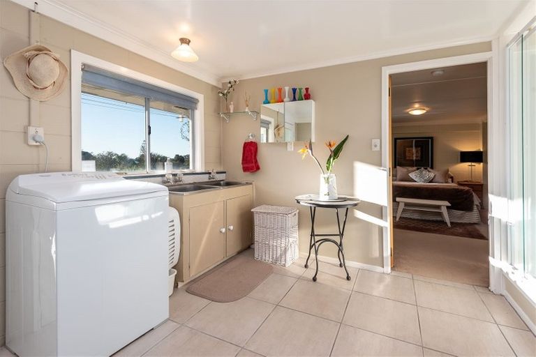 Photo of property in 17 Liston Crescent, Cockle Bay, Auckland, 2014