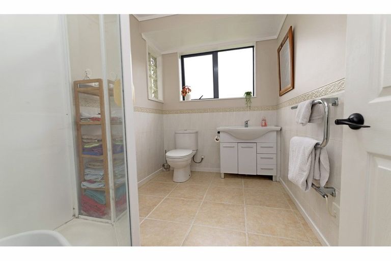 Photo of property in 21a Birdwood Road, Swanson, Auckland, 0612