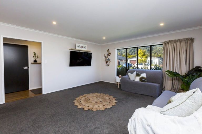 Photo of property in 24 Te Kaeaea Crescent, Wallaceville, Upper Hutt, 5018