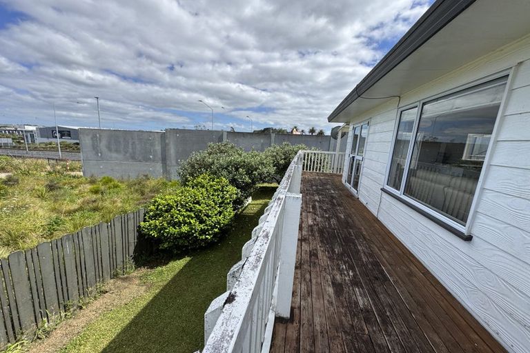 Photo of property in 14 Wren Place, Unsworth Heights, Auckland, 0632
