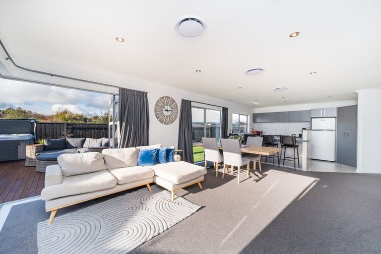 Photo of property in 26 Chestnut Close, Kelvin Grove, Palmerston North, 4414