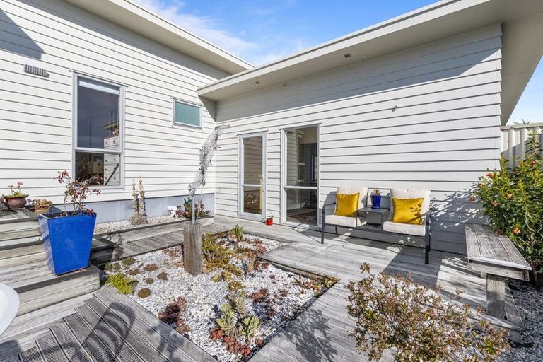 Photo of property in 10 Veronica Close, Red Beach, 0932